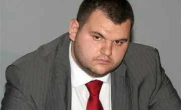 Пеевски дари медиите си на журналистите