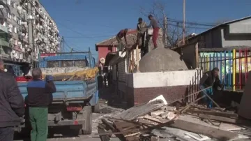 Продължава премахването на незаконни търговски обекти в „Столипиново”