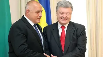 Порошенко води Борисов  в гимназията в Болград