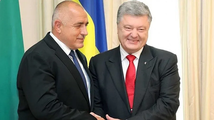 Порошенко води Борисов  в гимназията в Болград