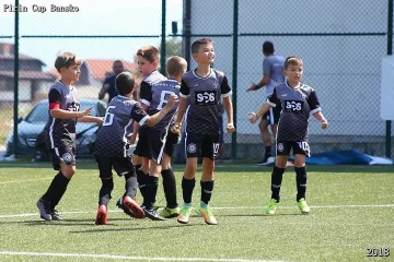 Трета поредна победа в първенството записаха футболистите от набор 2010