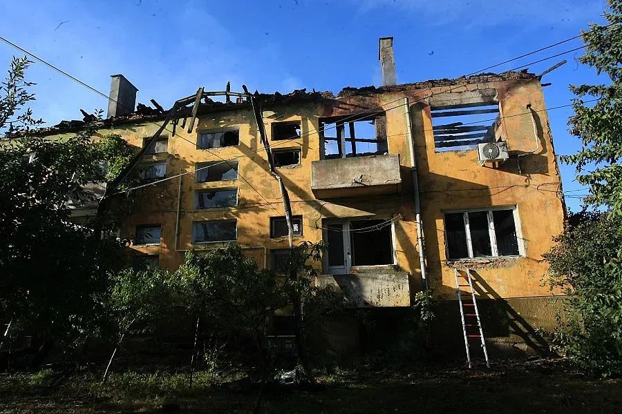 СЛЕД ПОЖАРА В БОЖУРИЩЕ: Общината помага финансово на останалите без дом