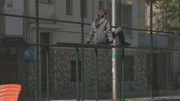 За живота си се бори детето, затиснато от футболна врата 