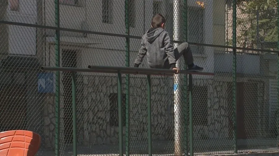 За живота си се бори детето, затиснато от футболна врата 