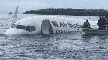 Самолет пропусна пистата и кацна в океана, по чудо няма пострадали