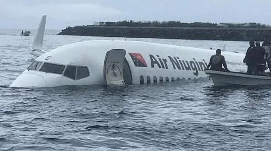 Самолет пропусна пистата и кацна в океана, по чудо няма пострадали