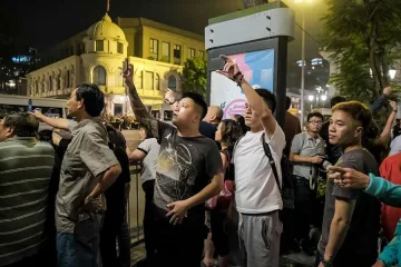 Хората изпълниха улиците на Ханой, за да оплачат починалия президент