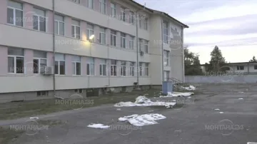 Падна част от изолацията на финансово-стопанска гимназия в Монтана