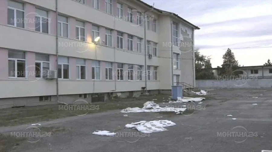 Падна част от изолацията на финансово-стопанска гимназия в Монтана