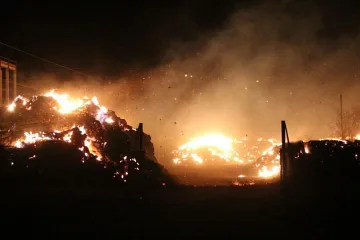 Пожарникари цяла нощ се борят с огнена стихия в Сливен