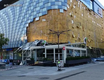 Как е паднала фасадата на мола в Благоевград?