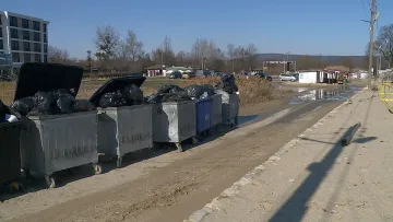 Наш морски курорт се зарина с боклуци