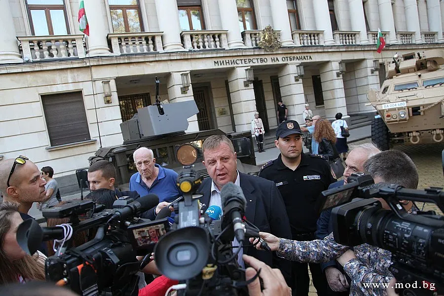 Каракачанов за критиките на президента Радев: МВР не е хор „Бодра смяна“