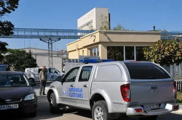 Митниците искат от съда запечатване за още 60 дни на данъчните складове в Карнобат