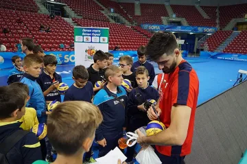 Волейболните национали зарадваха десетки деца с автографи и селфита