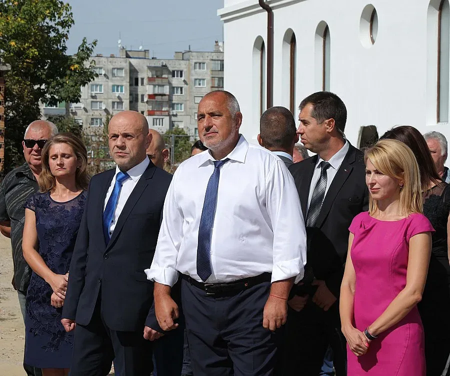 Гонят в отпуск държавните служители, споменати в разследване на сайта „Биволъ“