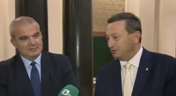 Сблъсък ГЕРБ - БСП преди гласуването на оставките