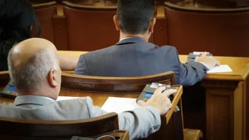 Парламентът най-накрая ще гласува министерските оставки и назначения