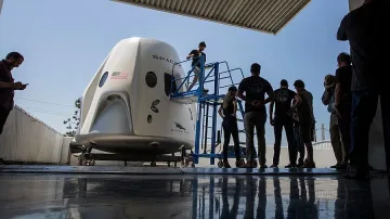 Японски милиардер ще пътува до Луната през 2023 година