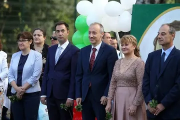 Просветният министър: 60 000 първокласници прекрачват прага на училището