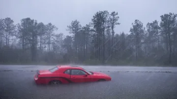 Ураганът „Флорънс” отслабна до тропическа буря