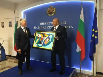 Кралев подари на Колобков картина, която впечетли руския министър