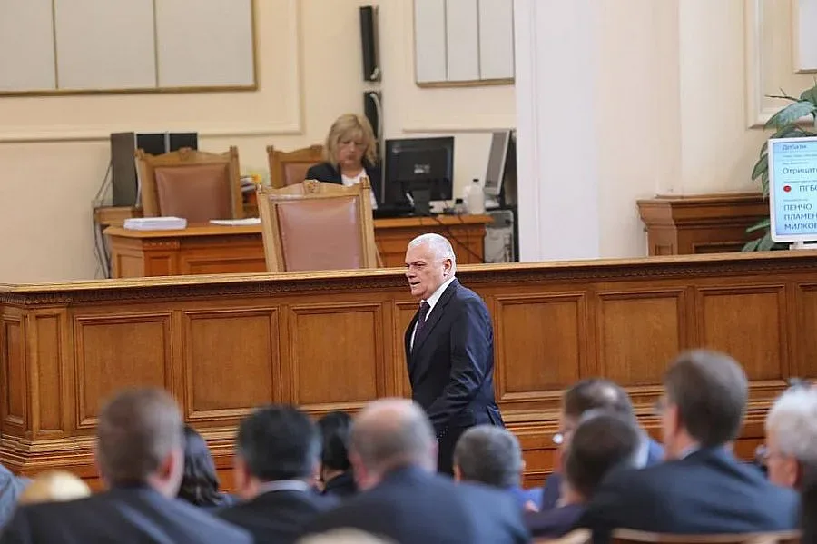 Депутатският брат Илия Стоилов напуснал легално границите на България