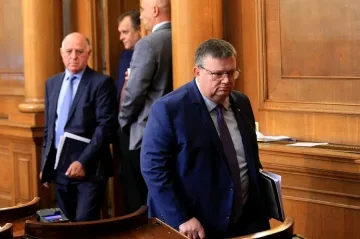 Цацаров се оплака от експертизата и кадровото обезпечаване в разследването