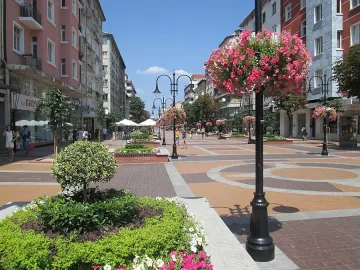 Общината в София ще преразгледа наредбата за столове и маси по тротоарите