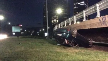 Силистренска кола се обърна до НДК и паркира по таван под пътя