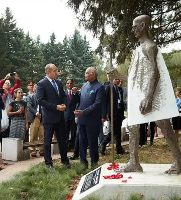 Откриха паметник на Махатма Ганди в София