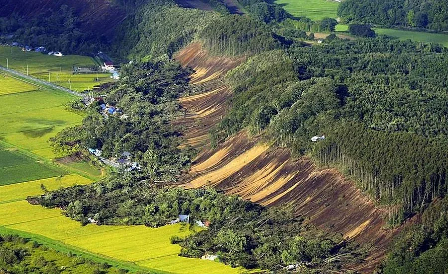 Загинали и ранени след мощен трус и свлачища в Япония