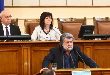 Вежди Рашидов и Корнелия Нинова кръстосаха шпаги в парламента