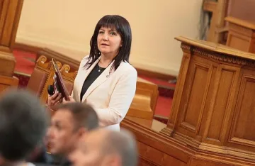 Караянчева:​ Ако се гласуват оставките, тримата министри се връщат в парламента