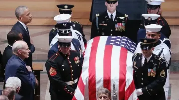 Критики към Тръмп на погребението на Маккейн 