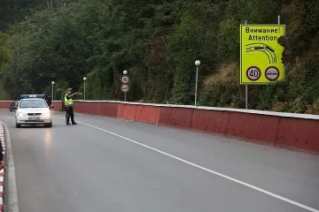 Следователи вземат проби от пътната настилка край Своге