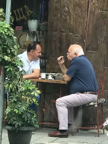 Само в "Стандарт": Ексшефът на АПИ на кафе с акционер в "Трейс груп холд" АД