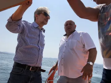 Екоминистърът очаква източването на мазута край Созопол да започне другата седмица