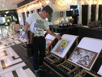 Холивудският актьор Робърт Патрик избра картина от изложбата „Деца рисуват за деца“ в хотел Marinela Sofia