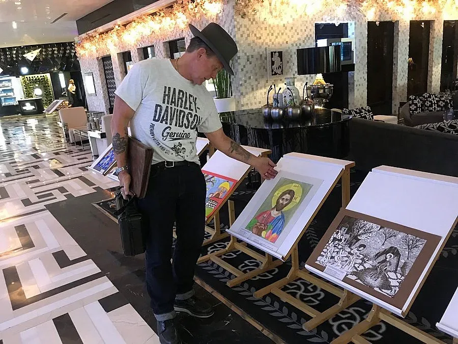 Холивудски актьор  избра картина от изложба в хотел Marinela Sofia