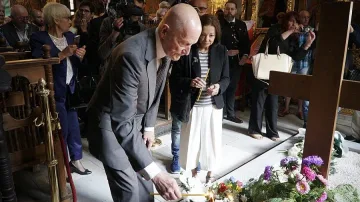 Симеон Сакскобургготски се поклони на гроба на баща си в Рилския манастир