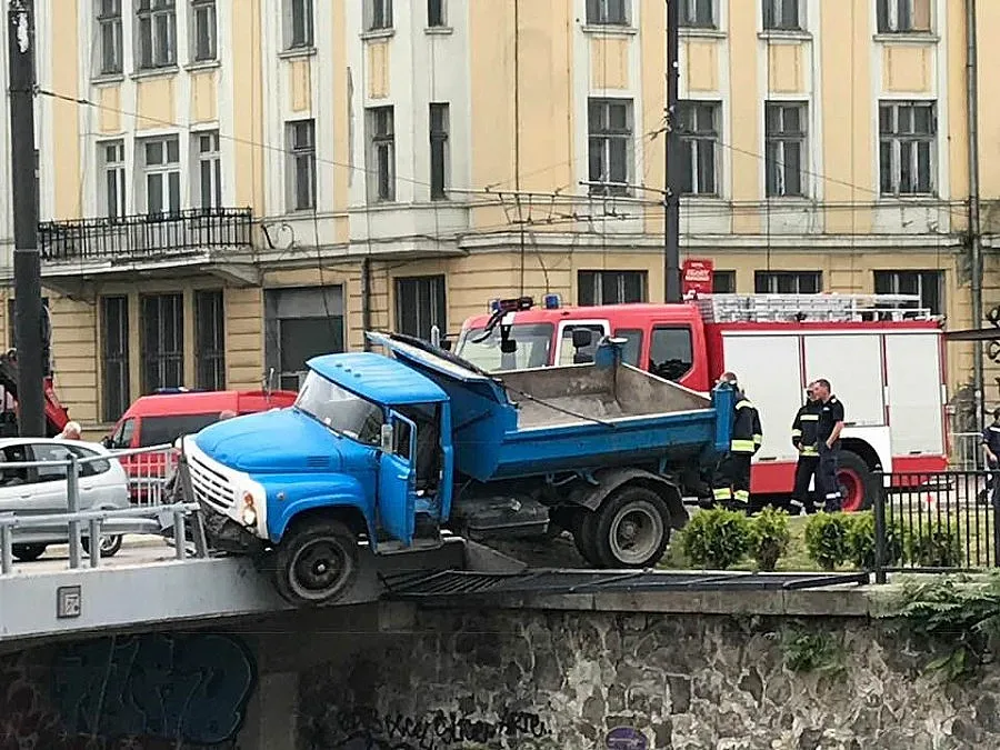Камион виси от Лъвов мост
