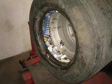 Митничари хванаха 1000 кутии незаконни цигари на Дунав мост 2