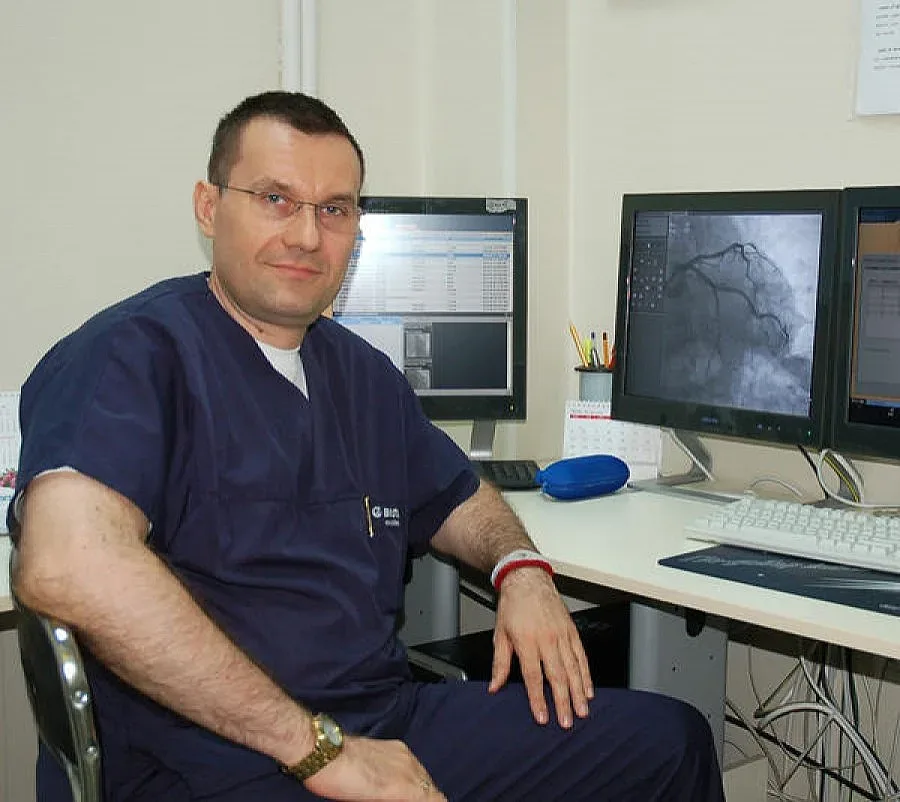 Защо идват на доктор след като ни плюят и бият ?