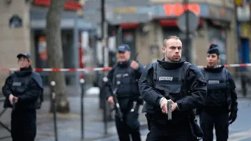 Въоръжен наръга до смърт две жени в Париж, преди да бъде ликвидиран