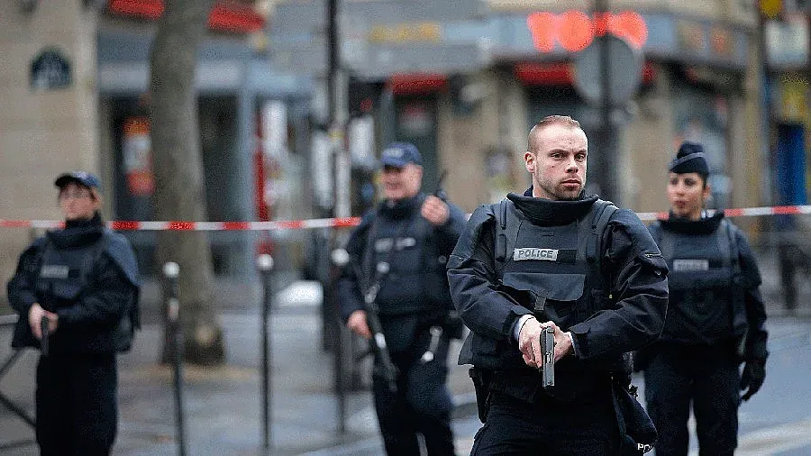 Въоръжен наръга до смърт две жени в Париж, преди да бъде ликвидиран