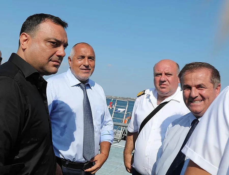 Премиерът се срещна с екипа, който ще чисти мазутното петно при Созопол