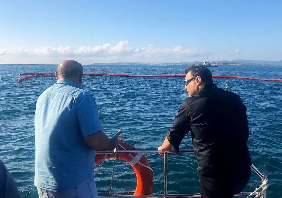 Днес стартира източването на мазута от потъналия край Созопол кораб