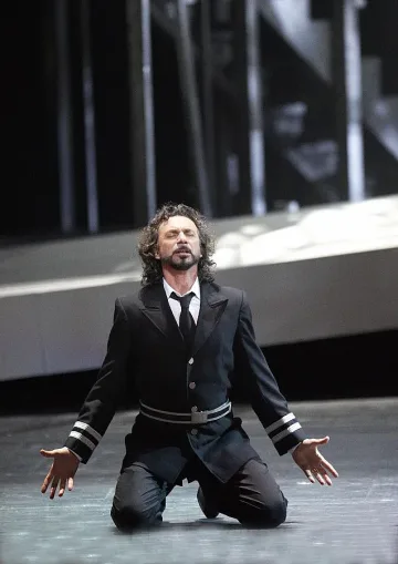 Тенорът Фабио Армилиато в оперната гала и по червения килим на „Любовта е лудост“