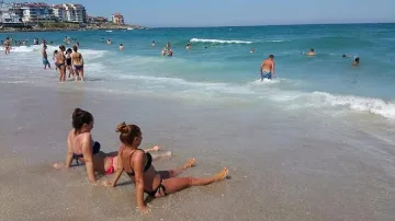 Слънчево и топло на морето, на запад ще превали